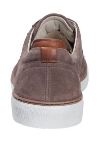 Braune Wildleder-Sneaker mit einer weißen Gummisohle, die an der Ferse eine braune Ledereinlage und ein weiches Innenfutter hat.