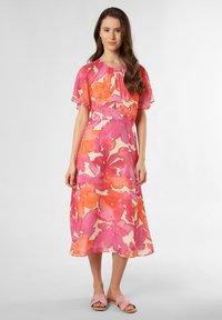 Fließendes Midikleid mit einem lebhaften pinken und orangen Blumenmuster. Glattes Material mit kurzen, schwingenden Ärmeln und einem runden Ausschnitt.