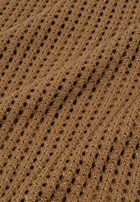 Tissu tricoté en marron chaud avec un motif de tissage texturé et ouvert. Des fils métalliques subtils sont entrelacés pour un effet chatoyant.