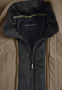 Chaqueta exterior color caqui con un forro interior negro, con un alto cuello y dobles cremalleras. La etiqueta dice "Matinique", talla L.