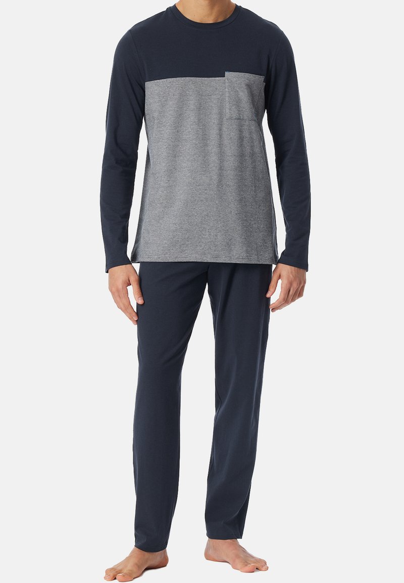 Set di pigiama a due pezzi blu navy e grigio, composto da una maglia a maniche lunghe con un pannello e una tasca grigia sul petto, abbinata a pantaloni navy coordinati.