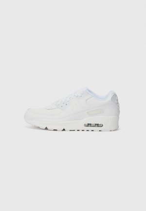 Baskets blanches Nike Air Max avec coussin d'air visible dans la semelle, design à lacets et logo Nike cousu sur le côté, vues de l'extérieur.