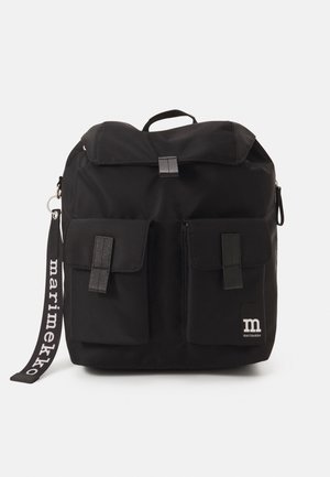 Sac à dos noir avec rabat supérieur, deux poches avant avec fermetures et une sangle de marque « marimekko » suspendue sur le côté.