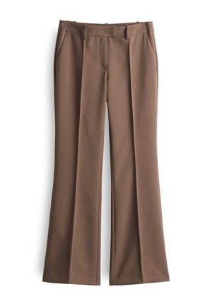 Pantalons évasés marron en tissu structuré, avec des plis à l'avant, deux poches latérales et une taille standard, créant un look ajusté.