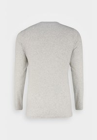 Hellgraues Langarm-T-Shirt aus weichem Stoff mit Rundhalsausschnitt und einer glatten, einheitlichen Textur. Keine Muster oder Akzente.