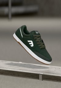 Valitud, green/white