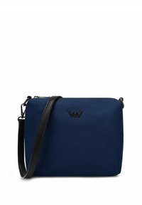 Námorně modrá plátěná crossbody taška s černým nastavitelným popruhem a malým embosovaným logem. Obdélníkový tvar s hladkou texturou.