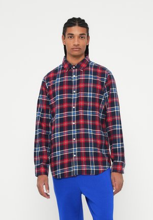 Rood, marineblauwe en witte geruite flanellen shirt met knopen en een kraag, voorzien van lange mouwen en een rechte zoom. Draag het met blauwe broek.