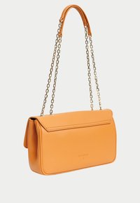 Borsa a tracolla in pelle arancione con una forma strutturata, parte superiore piatta e una tracolla a catena. Presenta una chiusura a linguetta elegante e un logo impresso sul davanti.