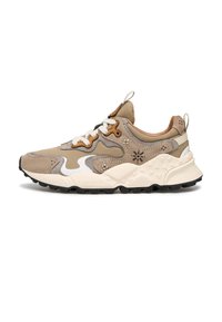 Sneaker in suede beige e grigio con accenti bianchi, suola texture, cuciture decorative e suola in gomma nera. Design lace-up con linguetta.