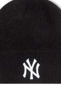 Svart strikket lue med brettet oppkant og en hvit brodert "NY"-logo. Materialet ser mykt ut med en ribbet tekstur.