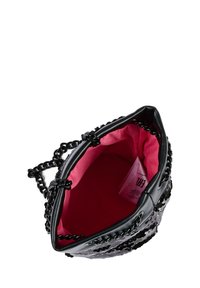 Borsa nera realizzata in materiale testurizzato, con un interno rosa, manici in catena intrecciata e dettagli in paillettes sulla superficie.