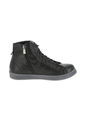 Schwarzer Leder-High-Top-Sneaker mit seitlichem Reißverschluss, schwarzen Schnürsenkeln und grauer Gummisohle, seitlich auf weißem Hintergrund gezeigt.