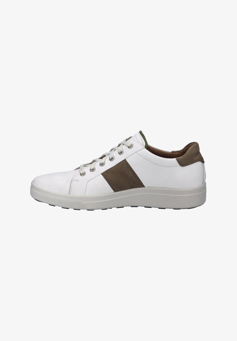 Weißer Sneaker mit beigen Wildlederakzenten, runder Zehenpartie, flacher Sohle, strukturiertem Obermaterial und metallischen Ösen für die Schnürsenkel. Minimalistisches Design.