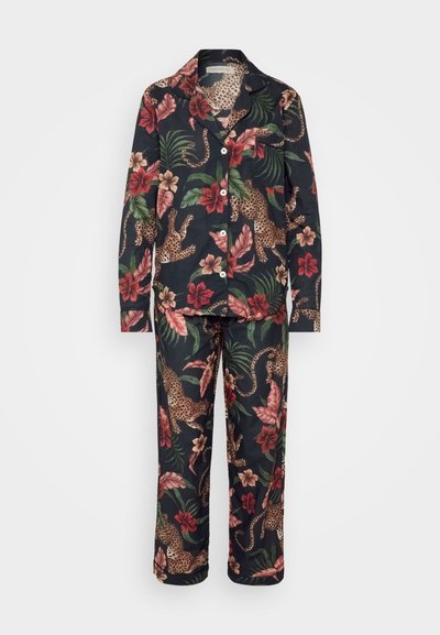 Pijamas com padrão floral apresentando uma base em azul marinho, com leopardos e folhas tropicais, incluindo uma camisa de botão e calças de perna reta.