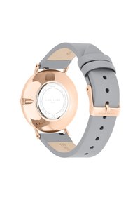 Runde Uhr mit einem Gehäuse aus roségoldfarbenem Edelstahl und einem grauen Lederarmband; umfasst eine glatte, strukturierte Oberfläche und eine verstellbare Schnalle.