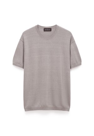 Pull gris à manches courtes en maille avec col rond et poignets et ourlet côtelés, présenté sur un fond blanc.