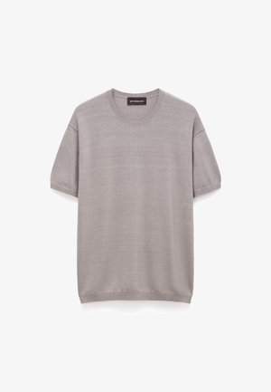 Pull gris à manches courtes en maille avec col rond et poignets et ourlet côtelés, présenté sur un fond blanc.