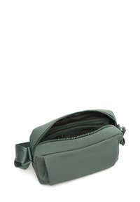 Borsa verde, dalla consistenza morbida, con chiusura con zip e tracolla laterale. Presenta una tasca interna e dettagli di cucitura a contrasto.