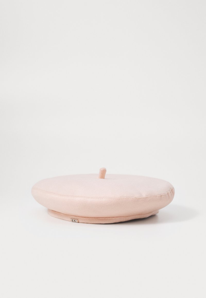 Vaaleanpunainen baskeri, joka on valmistettu pehmeästä kankaasta. Se on pyöreä ja litteä muoto, jossa on pieni yläosa; sileä pinta hienovaraisilla tikkausdetailleilla.