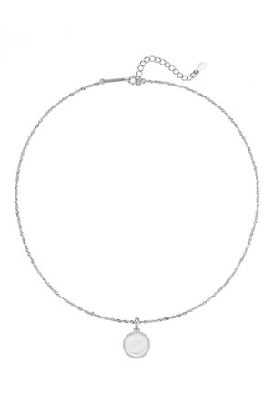Silberne Halskette mit einem gedrehten Kettenmuster und einem runden Anhänger, der eine glatte Oberfläche und einen strukturierten Rand aufweist. Die Länge ist verstellbar und verfügt über einen Verschluss.