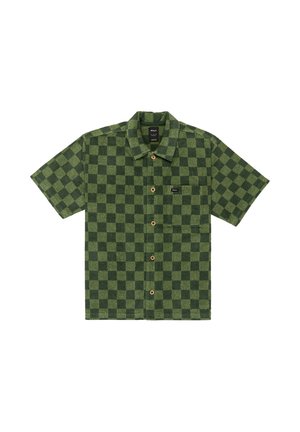 Grünes kariertes Kurzarm-Hemd mit Knöpfen, Kragen, Brusttasche und Holzknöpfen, flach auf einem weißen Hintergrund ausgelegt.