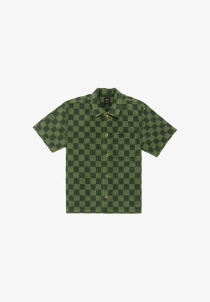 Grünes kariertes Kurzarm-Hemd mit Knöpfen, Kragen, Brusttasche und Holzknöpfen, flach auf einem weißen Hintergrund ausgelegt.