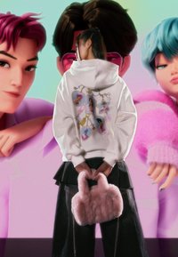 Fehér kapucnis pulóver színes karakter grafikákkal, bordázott mandzsettákkal, fekete pliszírozott szoknyával és bolyhos rózsaszín kézitáskával párosítva.