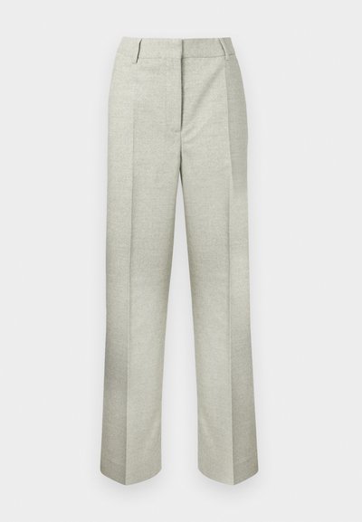 Svijetlosive plisirane hlače od teksturiranog materijala s ravnim krojem i ravnim pojasom bez vidljivih zatvarača.