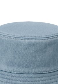 Lichtblauwe denim bucket hat met een gladde structuur, een ronde kroon en een brede, flexibele rand; heeft stiksels langs de randen.