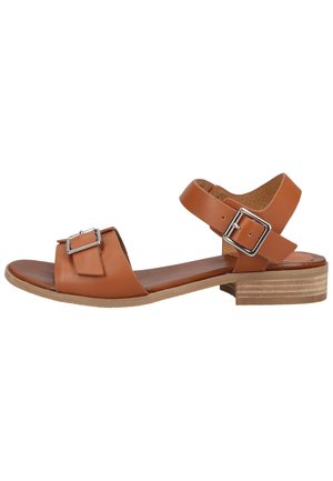 Sandales en cuir marron avec deux brides, un détail de boucle sur le côté et un petit talon en bois. Semelle intérieure texturée pour le confort.