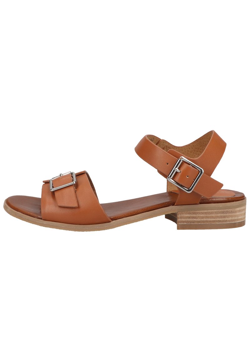Sandalias de cuero marrón con dos correas, detalle de hebilla lateral y un bajo tacón de bloque de madera. Plantilla texturizada para mayor comodidad.