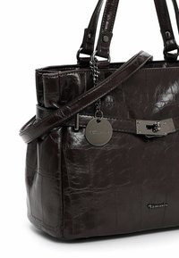 Borsa a tracolla marrone scuro realizzata in materiale lucido e testurizzato con motivo coccodrillo. Presenta due manici, una tracolla staccabile e un'etichetta decorativa.