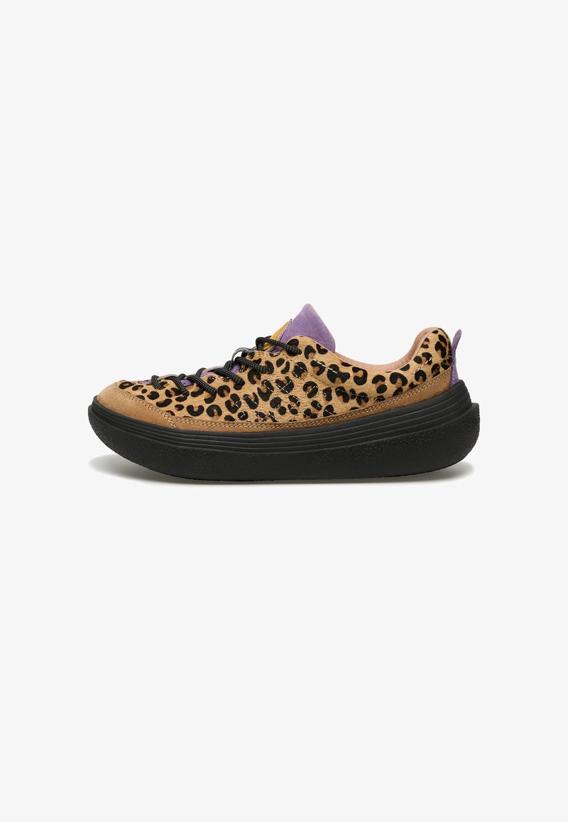 Sneaker a profilo basso con stampa leopardata, dettagli in suede beige, linguetta e targhetta sul tallone viola, lacci neri e suola in gomma nera spessa.