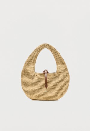 Πλεγμένη τσάντα από ψάθα με στρογγυλεμένο σχήμα, ενσωματωμένη λαβή και κλείσιμο με καφέ δερμάτινο λουράκι σε ανοιχτό φόντο.