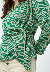 Desires DEALBERTE LONG SLEEVE WRAP BLOUSE. - Bluza - simply green