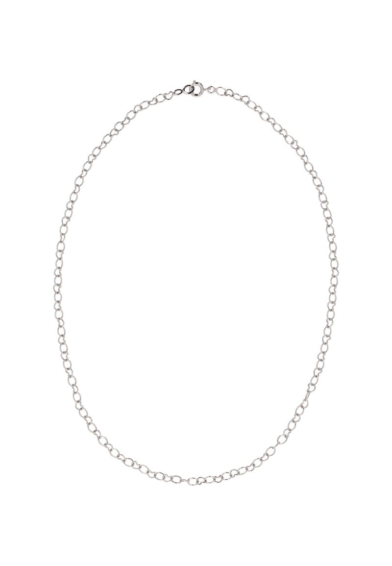 Sølvmetalkæde med ovale led, en enkel rund lås og en glat, poleret finish. Længden kan justeres.