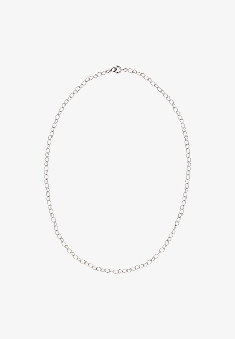 Sølvmetalkæde med ovale led, en enkel rund lås og en glat, poleret finish. Længden kan justeres.