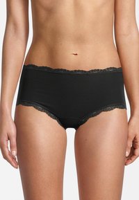 Shorts boyleg neri a costine con vita in pizzo ondulato, caratterizzati da una texture liscia e un taglio a vita media per una vestibilità comoda.