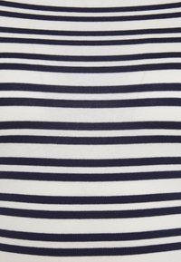 Námořnická modrá a bílá pruhovaná látka s horizontálními pruhy; měkká textura; rovnoměrně umístěné pruhy vytvářejí konzistentní vzor po celé ploše.