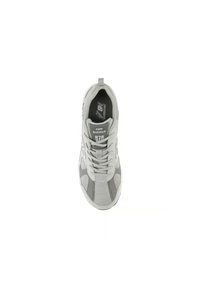 Grau sportlicher Sneaker mit Obermaterial aus Mesh und Synthetik, Schnürverschluss, gepolstertem Schaft und kontrastierenden Akzenten an den Seiten.
