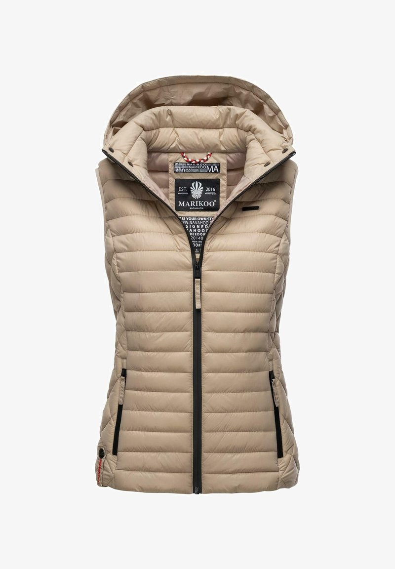 Chaleco acolchado beige con cuello alto y capucha, que cuenta con una cremallera frontal, bolsillos laterales y un diseño acolchado. Etiqueta visible en el interior.