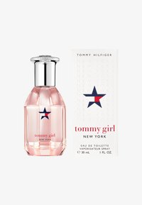 Bottiglia di profumo in vetro trasparente da 30 mL con tappo argentato, liquido rosa, testo bordeaux e un logo a stella in blu navy e rosso sull'etichetta.