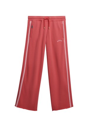Czerwone szerokie dresy z jasnoróżowymi bocznymi pasek, elastyczny pas z sznurkiem, przednie kieszenie oraz logo "Superdry" na lewym udzie.