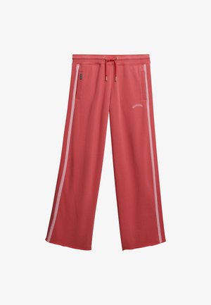 Pantaloni della tuta larghi rossi con strisce laterali rosa chiaro, vita elastica con cordoncino, tasche anteriori e logo "Superdry" sulla coscia sinistra.