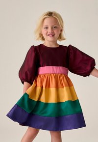 Buntes Kleid mit Puffärmeln, einer taillierten Taille in Bordeaux und einem gestuften Rock in Pink, Orange, Gelb, Grün und Lila.