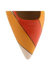 Chaussure à talon aigu pointu présentant des rayures vibrantes orange, jaune et rouge avec une finition brillante, bordées de noir, se rétrécissant vers un nez aigu.