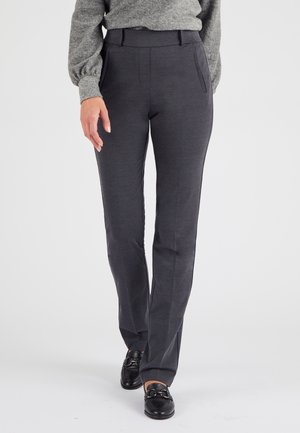Pantaloni grigi su misura con una texture liscia, dotati di una vita alta, tasche laterali e un design a gamba dritta. Abbinati a mocassini neri.