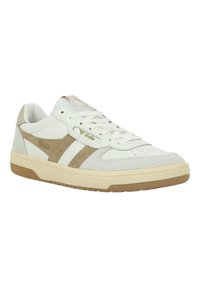 Sneaker bianche con accenti in suede beige, design con lacci, punta perforata e suola in gomma. Presentano il marchio sul lato e sulla linguetta.