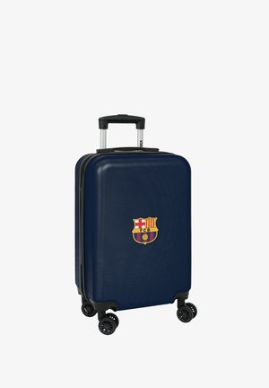 Valise rigide marine avec le logo du FC Barcelone, poignée rétractable, quatre roulettes pivotantes noires, et surface texturée pour plus de durabilité.